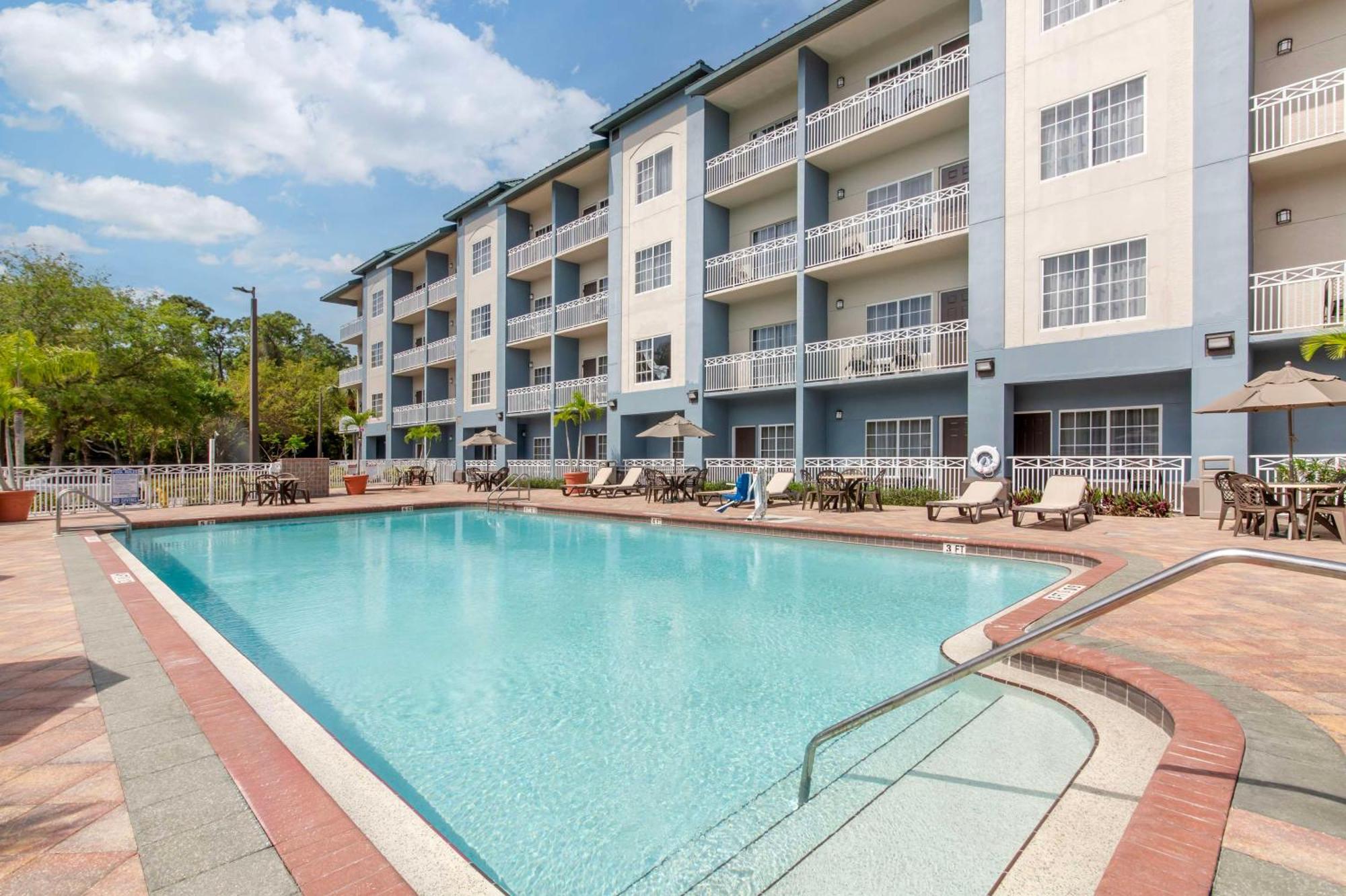Western Naples Plaza