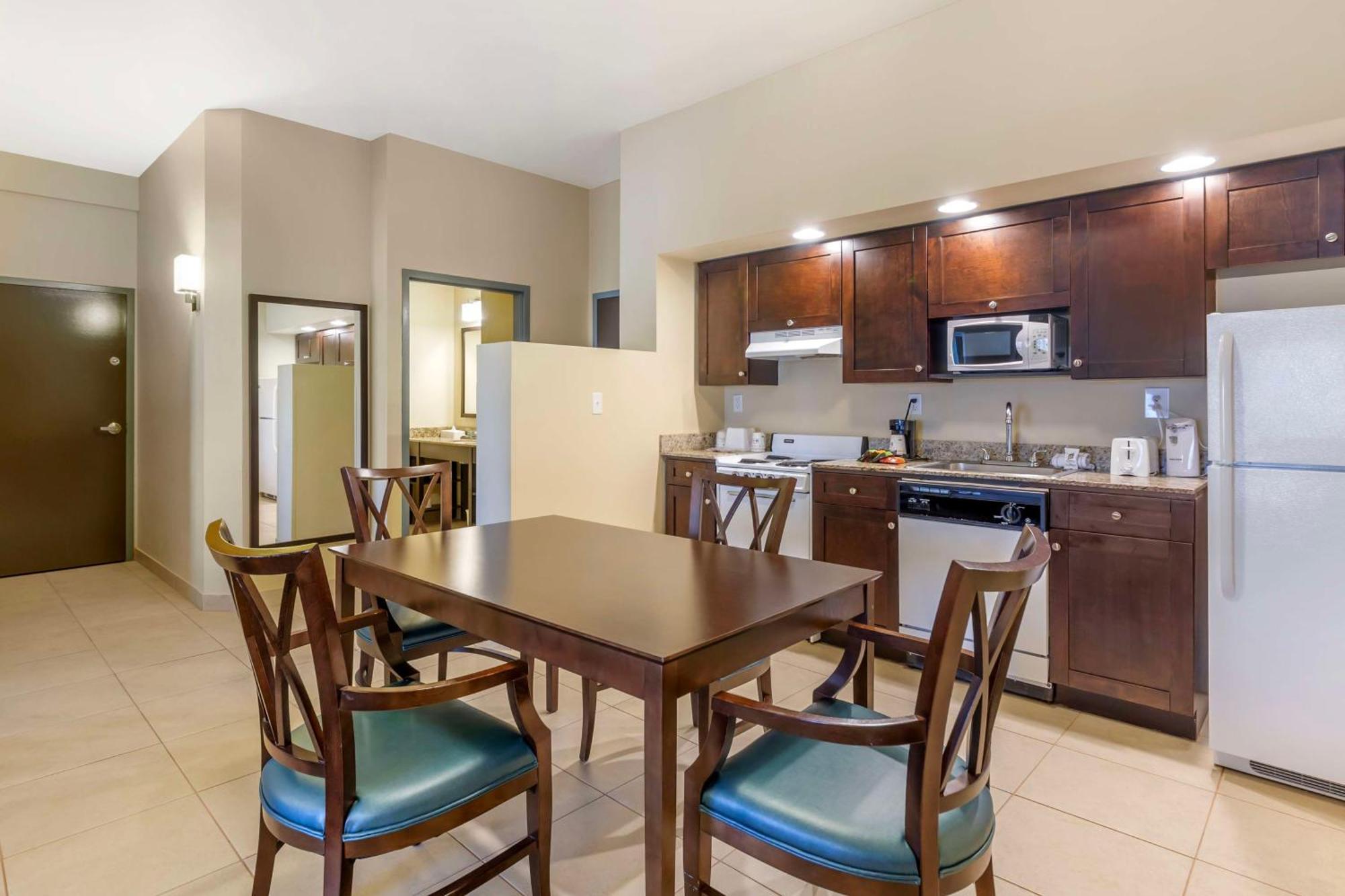 Western Naples Plaza Hotel Vineyards